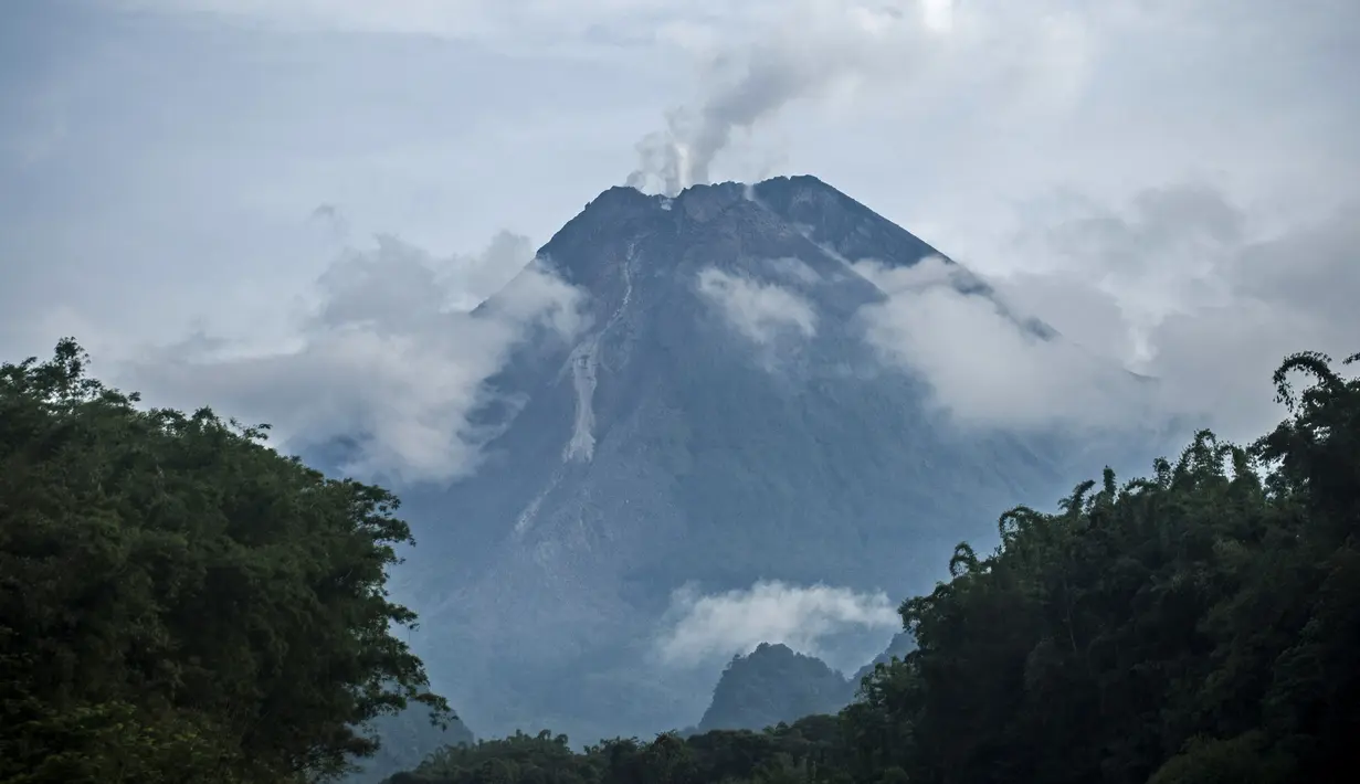 Gunung Merapi saat memuntahkan bebatuan dan gas di Yogyakarta, Kamis (21/1/2021). Pada periode pengamatan Jumat (22/1) pukul 18.00-24.00 WIB, Gunung Merapi tercatat 12 kali meluncurkan guguran lava pijar dengan jarak luncur maksimum 300-600 meter ke arah barat daya. (AFP/Agung Supriyanto)