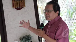 Pakar ekonomi Rizal Ramli saat menjadi pembicara diskusi "Jelang Enam Bulan Pemerintahan Jokowi-JK" yang digelar Indo Barometer, Jakarta, Senin (6/4/2015). Sebanyak 75% responden menyatakan tidak puas terhadap kinerja Jokowi-JK.(Liputan6.com/Helmi Afandi)