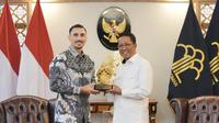Vincent Verhaag dalam proses pindah kewarganegaraan sebagai WNI di Kementerian Hukum. (Foto: Dok. Kementerian Hukum (Kemenhum))