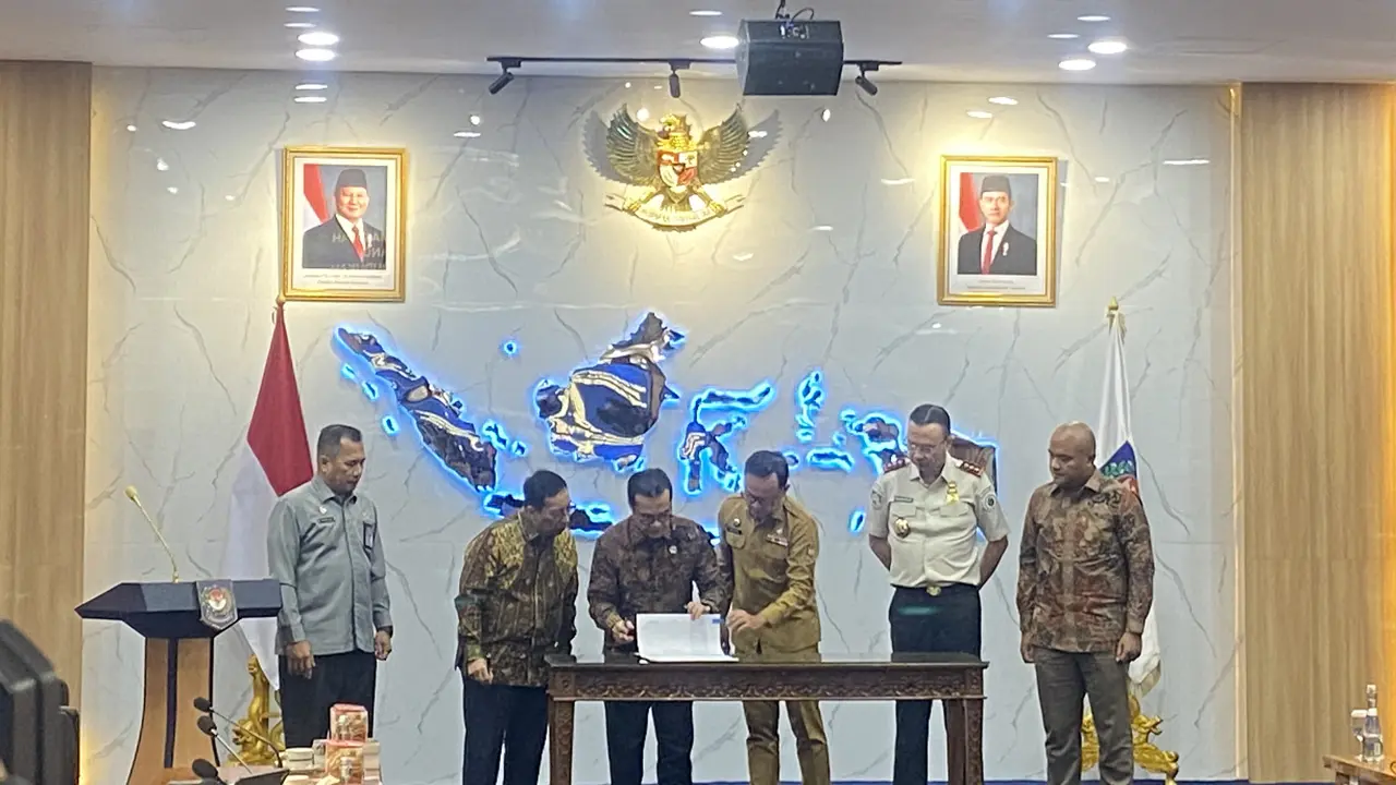 Penandatanganan Paraf terhadap Daftar Inventarisasi Masalah (DIM) RUU tentang Administrasi Kependudukan di Kantor Kemendagri, Selasa 27 Oktober 2026. (Liputan6.com/Devira)