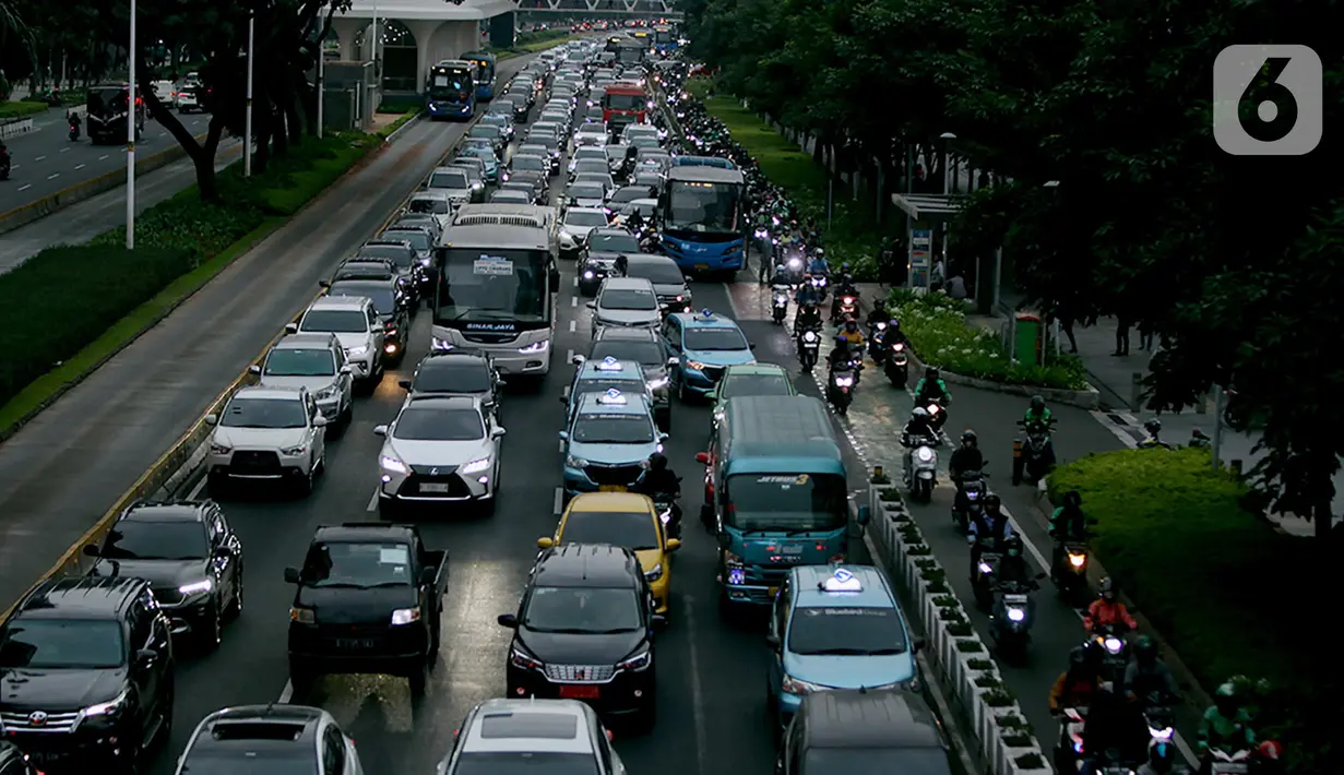 Surat Edaran (SE) Nomor E-0021/SE/2023 tentang Imbauan Pelaksanaan Bekerja di Rumah (Work From Home) bagi Perusahaan Swasta, BUMN dan BUMD di Wilayah Provinsi DKI Jakarta. (Liputan6.com/Johan Tallo)