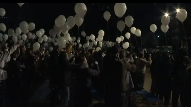 Warga Tokyo merayakan tahun baru di sebuah taman. Mereka merayakan dengan melepas balon dan pertunjukkan kembang api.