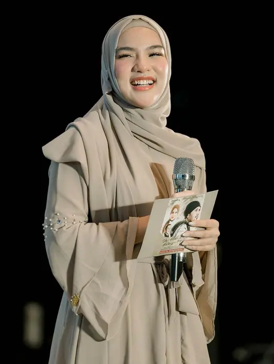 <p>Nama Davina Karamoy melejit setelah ia memerankan karakter Rani di film popular Ipar Adalah Maut. Davina juga merupakan mualaf dan baru saja mengunggah beberapa potret dirinya mengikuti suatu kajian. [Foto: Instagram/davinaakaramoy]</p>