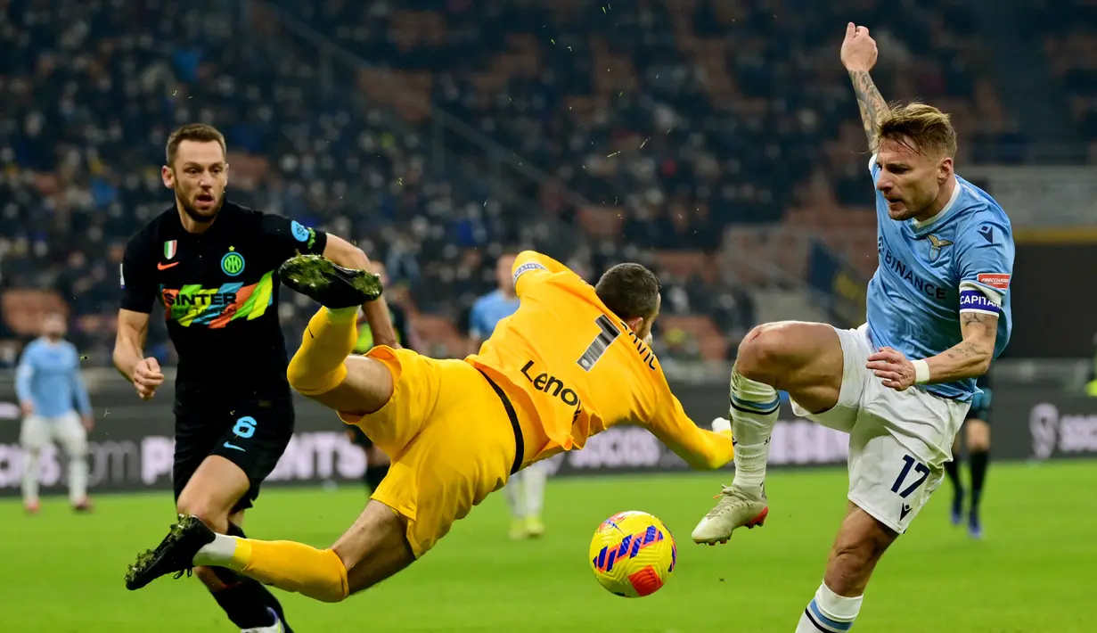 Hanya berselang lima menit, Lazio berhasil menyamakan skor 1-1 melalui Ciro Immobile. Ia berhasil melewati kiper Inter Milan, Samir Handanovic usai menerima umpan lambung Danilo Cataldi dan menceploskan bola ke gawang yang kosong. (AFP/Miguel Medina)