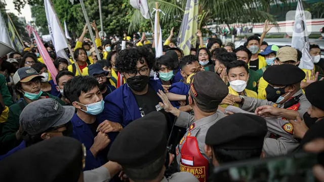FOTO: Mahasiswa Saling Dorong dengan Polisi Saat Demo di KPK
