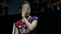 Tunggal Putri Indonesia, Fitriani, tampak lesu usai ditaklukkan wakil China, Han Yue, pada laga Indonesia Masters 2020 di Istora, Jakarta, Rabu (15/1/2020). Fitriani kalah dengan skor 6-21 dan 17-21. (Bola.com/M Iqbal Ichsan)