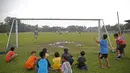 Anak-anak sedang menikmati tontonan laga uji coba PS TNI di Lapangan Mako Kostrad, Cilodong, Depok, Rabu (13/4/2016). (Bola.com/Nicklas Hanoatubun)