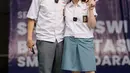 Baik Raffi Ahmad dan Nagita Slavina berdandan dengan seragam anak SMA. Keduanya mengenakan atasan kemeja putih lengan pendek dengan emblem SMA. [Foto: Instagram/raffinagita1717]