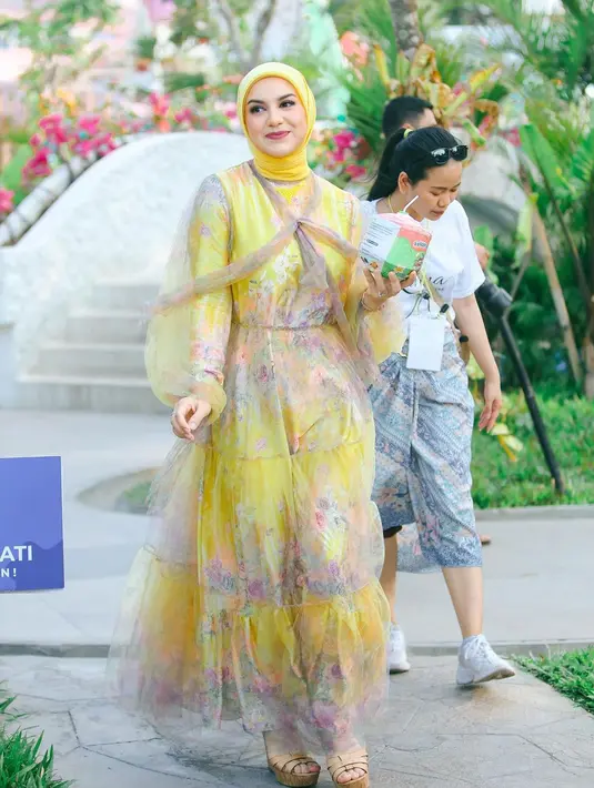 Cocok untuk garden party, bisa pilih ruffle dress motif floral. Padukan dengan hijab segi empat warna senada dengan dress yang digunakan. [@_irishbella_]