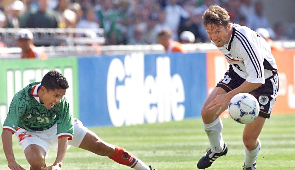 Lothar Matthaus. Eks gelandang bertahan Jerman berusia 61 tahun ini hingga kini tercatat sebagai pemain dengan penampilan terbanyak di putaran final Piala Dunia sepanjang sejarah. Ia total tampil dalam 25 laga bersama Timnas Jerman pada 5 edisi Piala Dunia, mulai 1982 hingga 1998 dengan torehan 6 gol dan 1 assist. Dari 3 kali mencapai final, 1982, 1986 dan 1990 ia mampu meraih gelar juara pada edisi 1990 saat Jerman menang 1-0 atas Argentina. (AFP/Omar Torres)