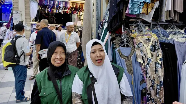 Jemaah haji Sumatra Selatan belanja oleh-oleh di Pasar Kakiyah, Makkah.