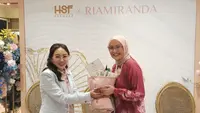 Creative Director HSF Winda Nopitasari dan Ria Miranda di acara Peluncuran koleksi HSF X Ria Miranda/Stella Maris.