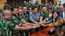 Menteri Pertahanan Prabowo Subianto didampingi KASAD Jenderal TNI Dudung Abdurachman (ketiga kiri), Panglima TNI Jenderal Andika Perkasa (kelima kanan) bersama Ketua Komisi I Meutya Hafid (ketiga kanan) dan Wakil Ketua Komisi I Abdul Kharis Almasyhari (kedua kanan) melakukan salam komando usai Rapat Dengar Pendapat di Kompleks Parlemen, Jakarta, Senin (26/9/2022). (Liputan6.com/Angga Yuniar)