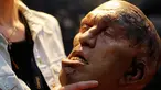 Pekerja dari produksi Makinarium yang bekerja dibagian efek visual khusus untuk film menampilkan sebuah topeng lateks di Festival Palace, Cannes , Prancis , 14 Mei 2016. Topeng ini nantinya akan dipakai dalam film horor.( REUTERS / Regis Duvignau) 