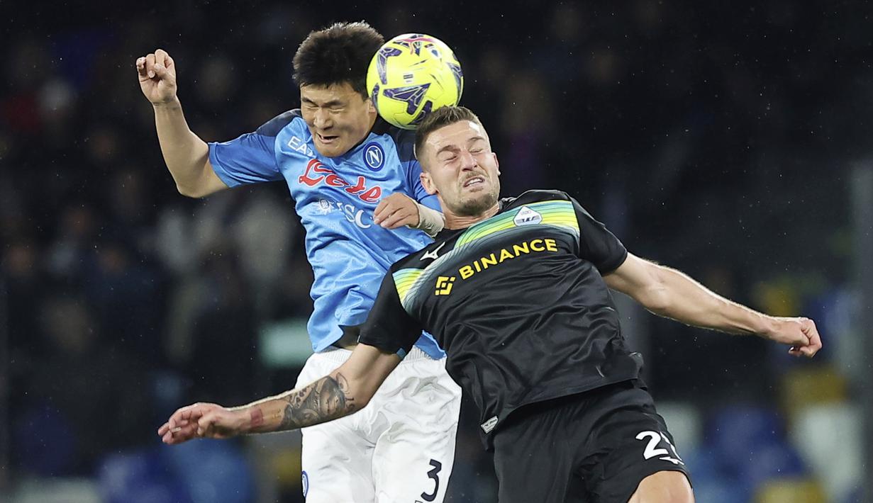 Pemain Napoli, Kim Min-Jae duel udara dengan pemain Lazio, Elseid Hysaj, pada laga Liga Italia di Stadion Diego Armando Maradona, Sabtu (4/3/2023). Duel Napoli vs Lazio yang berlangsung di Stadion Diego Armando Maradona, Sabtu (4/3/2023) berakhir dengan skor 0-1 untuk kemenangan sang tamu. (Alessandro Garofalo/LaPresse via AP)