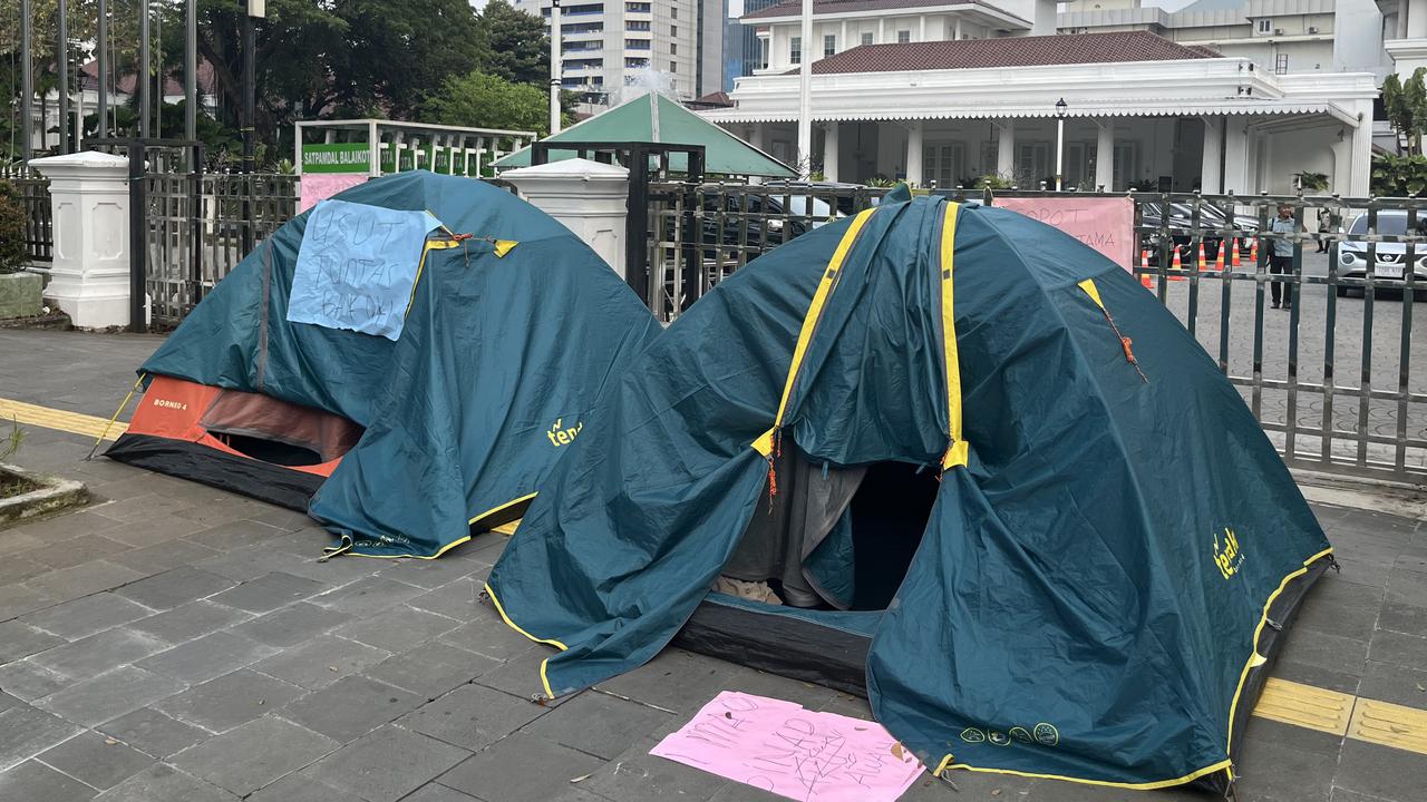 Potret Demonstran Gelar Tenda Depan Balai Kota Jakarta Protes Buruknya Pelayanan Bank DKI