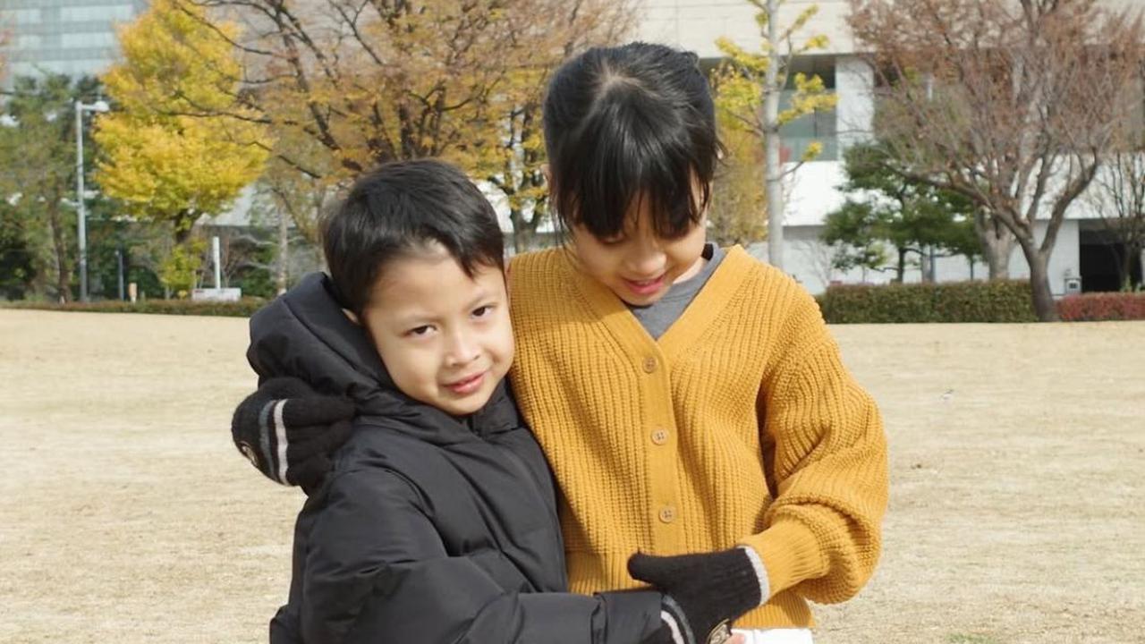 Momen Liburan Natasha Rizky dan Desta ke Jepang Ajak Anak-Anak, Netizen Soroti Kekompakannya