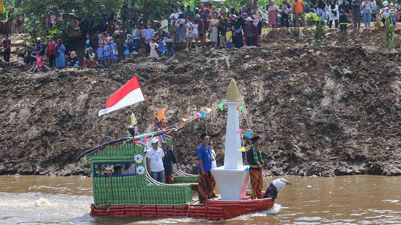 Foto: Seru! Festival Perahu Daur Ulang Hiasi Ciliwung, 43 Perahu Melaju dari Sampah Plastik