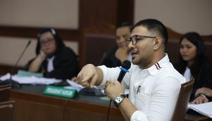 Dakwaan ini merujuk pada keterlibatan dalam jual beli atau menjadi perantara narkotika golongan I dengan berat melebihi 5 gram. Tampak dalam foto, terdakwa kasus dugaan peredaran narkotika di Rumah Tahanan (Rutan) Salemba, Ammar Zoni, saat menjalani sidang lanjutan di Pengadilan Negeri Jakarta Pusat (PN Jakpus), Jakarta, Kamis (8/1/2026). (Kapanlagi.com/Budy Santoso)