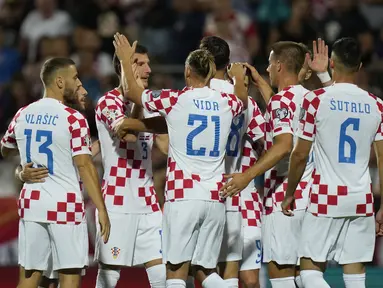 Para pemain Kroasia berselebrasi setelah rekan mereka Andrej Kramaric mencetak gol keempat timnya dalam laga Grup D Kualifikasi Euro 2024 di stadion Rujevica di Rijeka, Sabtu (9/9/2023) dini hari WIB. (AP Photo/Darko Bandic)