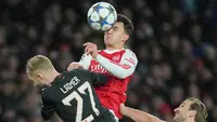 Pemain Arsenal, Martin Zubimendi berduel udara dengan pemain Bayern Munchen, Konrad Laimer dalam laga Liga Champions 2025/2026 di Emirates Stadium, London, Rabu (26/11/2025) waktu setempat. (AP Photo/Kin Cheung)