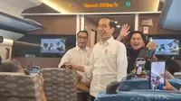 Presiden Joko Widodo atau Jokowi menjajal Kereta Cepat Jakarta-Bandung (KCJB), dari Statiun Halim Jakarta menuju Statiun Padalarang, Bandung Barat, Rabu (13/9/2023). (Lizsa Egeham/Liputan6.com)