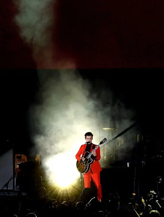 Pasca mendapat perlakuan semacam itu, sontak Harry pun langsung menepis tangan nakal itu dan menjauh dari penggemarnya  itu. Menurut saksi mata yang hadir, Harry tampak ketakutan saat itu.(AFP/Kevin Winter)