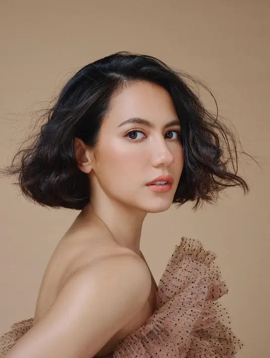 Satu sisi rambutnya ditarik ke samping. Yang lebih menarik, menyimak makeup natural Pevita Pearce yang menawan, hasil pulasan MUA tanah air Eva Lovira. Foto: Instagram.