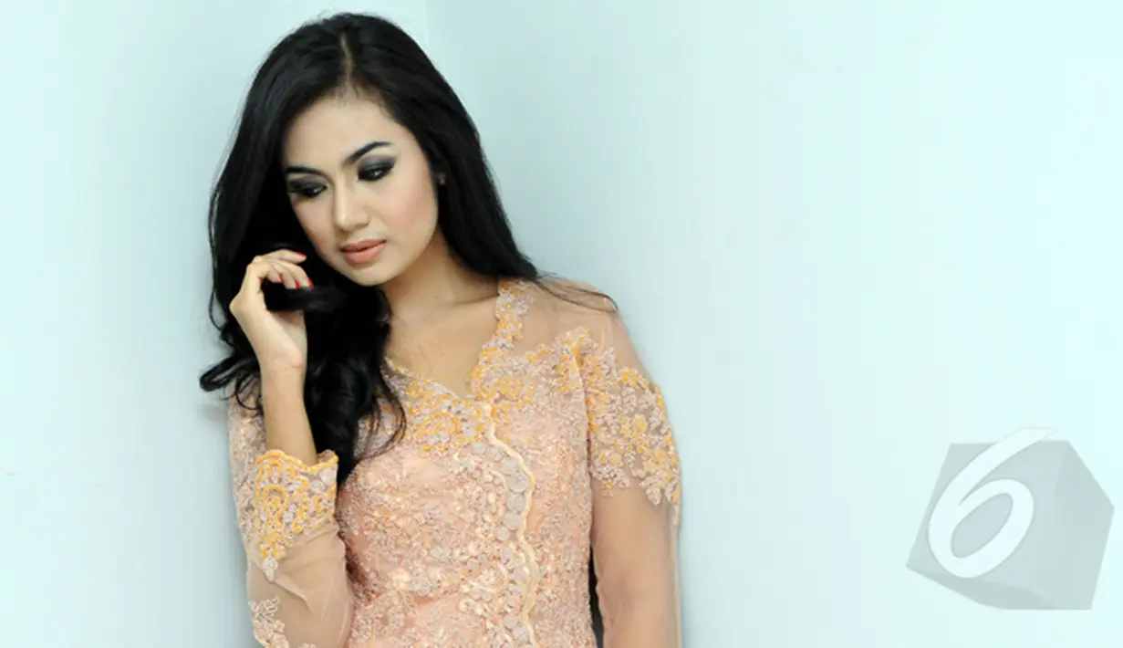 Vanesya Angelic berbagi cerita tentang kariernya saat menjalani sesi pemotretan di Liputan6.com, Jakarta, Rabu (4/3/2015). (Liputan6.com/Panji Diksana)