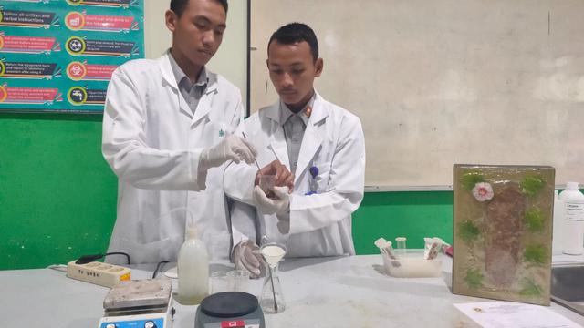 Ciptakan Alas Kaki Anti Bakteri, Anak Penjual Bensin Eceran di Sumsel Raih Prestasi