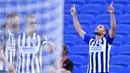 Pemain Brighton & Hove Albion, Neal Maupay, merayakan gol yang dicetak ke gawang Arsenal pada laga Premier League di Stadion Falmer, Sabtu (20/6/2020). Arsenal kalah 1-2. (AP/Mike Hewitt)