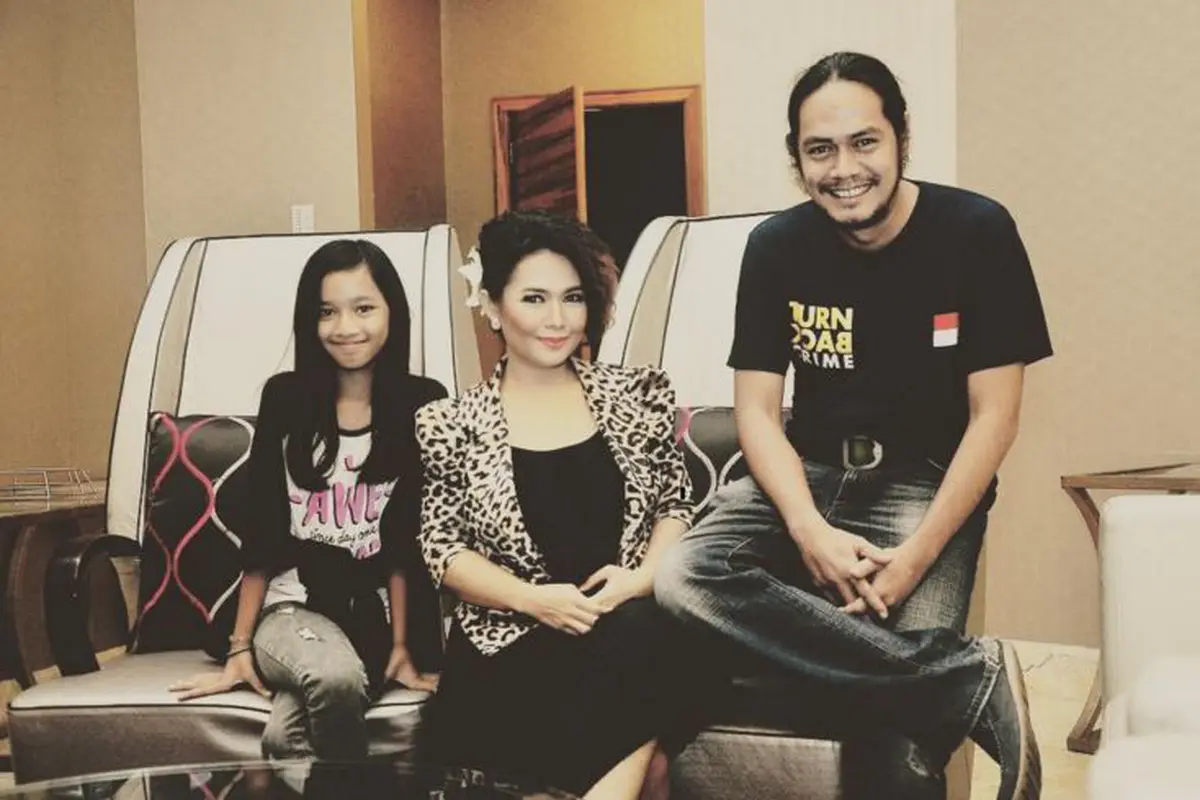 [Bintang] Dea Mirella dan Roy Hasby