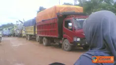 Citizen6, Samarinda: Keadaan jalan raya di salah satu daerah yang termasuk dalam Jalan Poros Samarinda-Berau rusak parah. Jalan ini telah mengakibatkan truk terguling. (Pengirim: Indista)
