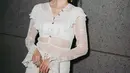 Dengan makeup yang glamor, Laura Basuki jinjing mini bag chain strap berwarna putih. Tampilannya semakin manis dengan aksesori dari Tiffany & Co. [@laurabas]