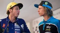 Pebalap VR46 Rider Academy, Nicolo Bulega (kanan), menyebut Valentino Rossi sebagai sosok yang unik dan punya etos kerja yang luar biasa. (Bola.com/Twitter/TuttoMotoriWeb)