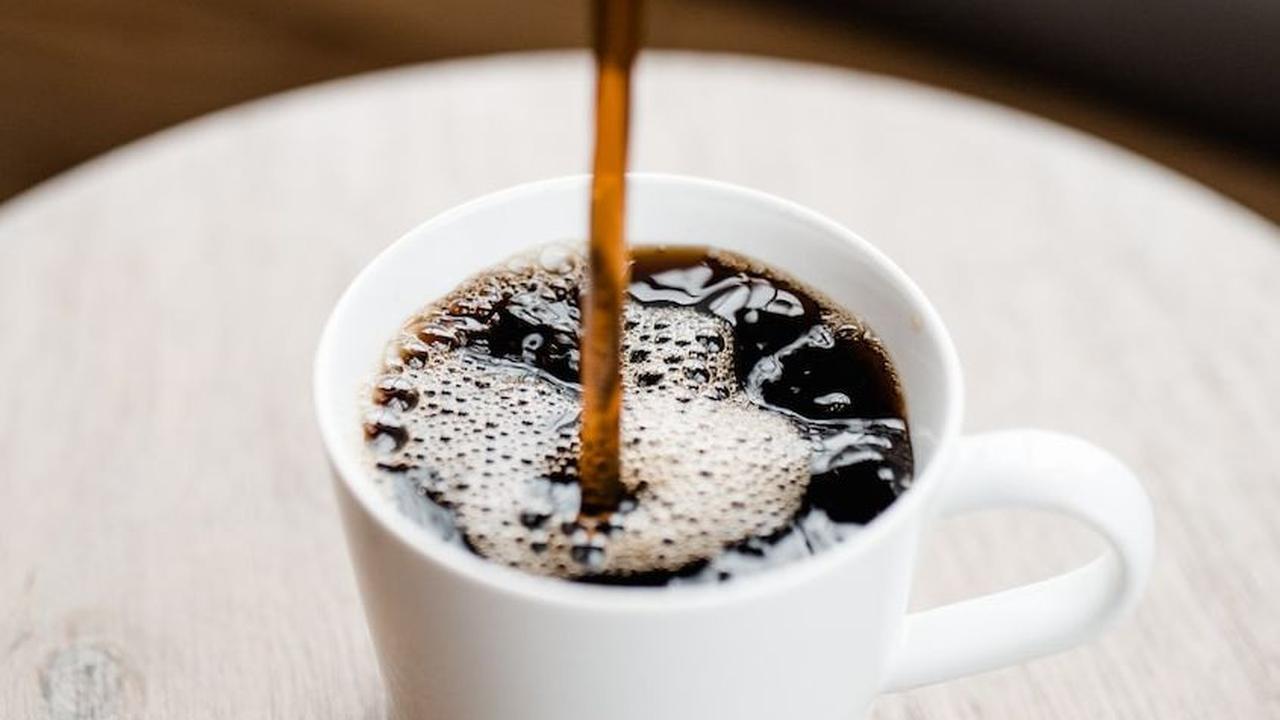 •	Menyebabkan sakit perut

Kopi tanpa gula dapat menyebabkan sakit perut atau gangguan pencernaan karena efek asam dari kopi. Hal ini bisa memicu gastritis, tukak lambung, atau sindrom iritasi usus besar.

•	Menyebabkan kecanduan 

Kopi tanpa gu
