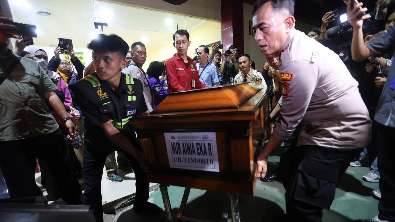 FOTO: Tangis Keluarga Iringi Penyerahan Jenasah  Korban Tabrakan Kereta Bekasi