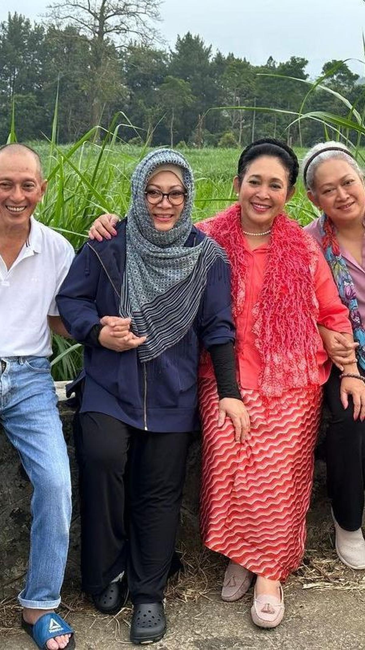 Anak-anak Soeharto cukup sering menghabiskan waktu bersama. Ini momen anak-anak Soeharto saat makan bareng. Tampak Titiek merangkul sang kakak.