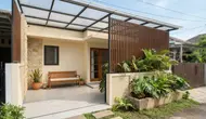 10 Model Penutup Teras Rumah yang Tetap Terang pada Siang Hari tanpa Membuat Bagian Depan Terlalu Terbuka