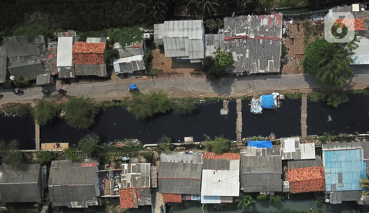 Foto udara aliran Kali Cilemahabang yang menghitam di kawasan Karangbahagia, Kabupaten Bekasi, Jawa Barat, Selasa (7/9/2021). Menurut warga sekitar, Kali Cilemahabang menghitam akibat tercemar limbah industri sejak lima tahun lalu. (Liputan6.com/ Herman Zakharia)