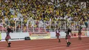 Grup vokal JKT48 hibur penonton laga persahabatan antara Bhayangkara FC dan FC Tokyo di Stadion Utama Gelora Bung Karno (GBK), Senayan, Jakarta, Sabtu (27/1). Mereka menghibur saat jeda pertandingan babak pertama. (Liputan6.com/Faizal Fanani)