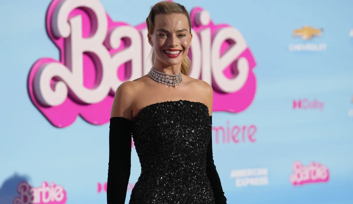Margot dan penata gayanya membuat ulang gaun terompet strapless vintage dari boneka tahun 1960.  (AP Photo/Chris Pizzello)