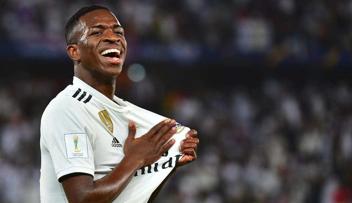 Striker Real Madrid, Vinicius Junior, merayakan kemenangan atas Al-Ain pada laga final Piala Dunia Antarklub di Stadion Zayed Sports City, Abu Dhabi, Sabtu (22/12). Al-Ain kalah 1-4 dari Madrid. (AFP/Giuseppe Cacace)