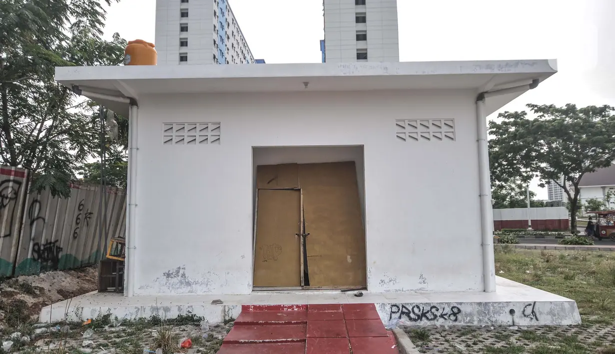 Kondisi toilet yang tidak terawat di Waduk Mookervart, Duri Kosambi, Jakarta Barat, Senin (11/10/2021). Minimnya perawatan dari petugas terkait menyebabkan waduk yang lebih dikenal dengan Waduk Daan Mogot ini dipenuhi sampah dan sebagian fasilitas rusak. (merdeka.com/Iqbal S. Nugroho)