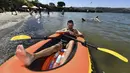 Luis Vazquez, dari Fairfield, duduk di perahu karetnya mencari lagu sebelum pergi ke air di Benicia, California, pada Senin, 5 September 2022. Area Teluk mengalami panas yang berlebihan peringatan saat suhu melonjak di atas 104 derajat di East Bay. (Jose Carlos Fajardo/Bay Area News Group via AP)