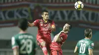 Bek Semen Padang, Hengki Ardiles, menyundul bola saat melawan PSS Sleman pada laga Liga 2 di Stadion Pakansari, Jawa Barat, Selasa (4/12). PSS menang 2-0 atas Semen Padang. (Bola.com/M. Iqbal Ichsan)
