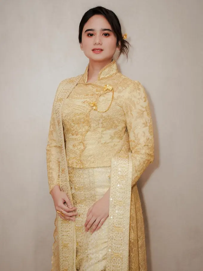 Pesona Khas Bangsawan Melayu dari Tissa Biani dalam Balutan Kebaya Janggan Emas di Malaysia, Tiru Gaya Jeng Yah Versi Mewah
