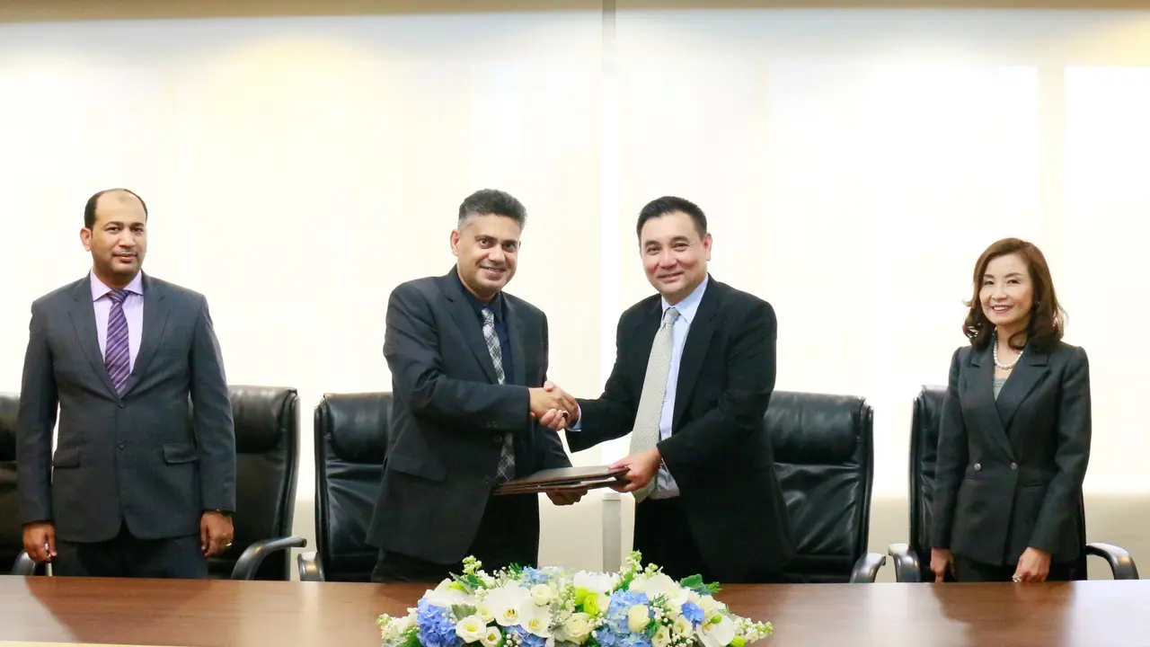 Miliarder Thailand, Sarath Ratanavadi (kanan) meneken kesepakatan bersama mitra dari Oman.