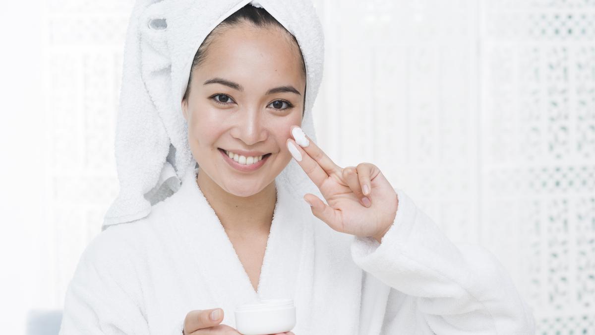 Ritual Pagi Refresh Cleanser, Essence dan Sunscreen agar Kulit Berminyak Tampak Segar Seharian