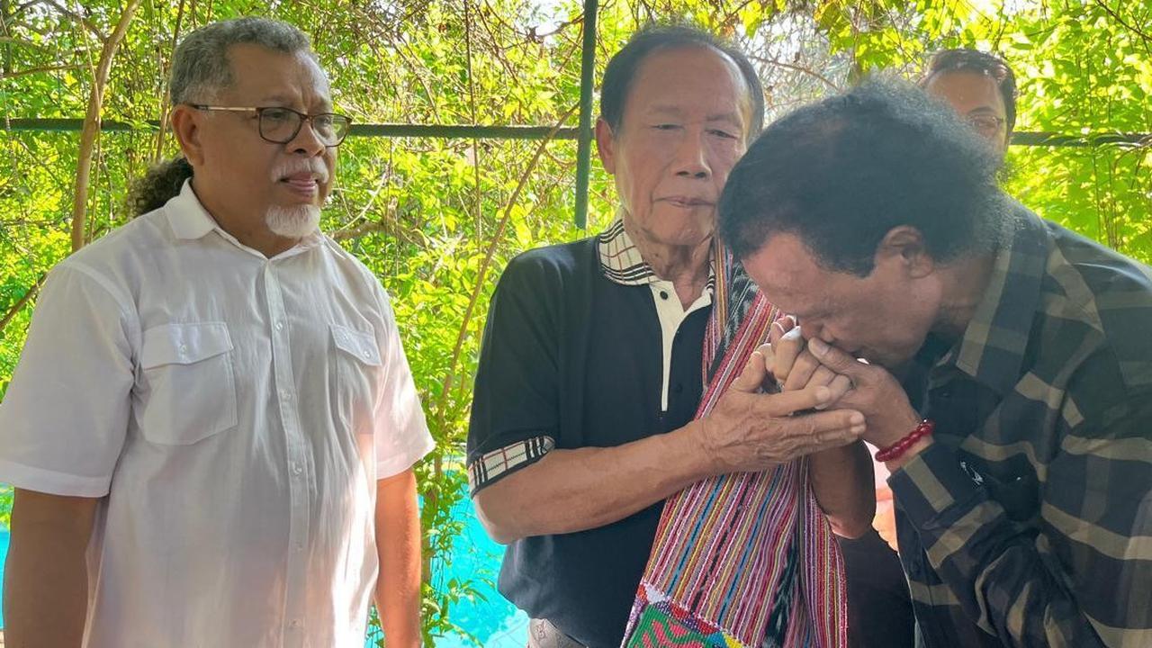 Hercules Cium Tangan dan Menunduk Minta Maaf ke Sutiyoso: Saya Anggap Bapak Sendiri, Mudah-mudahan Terima